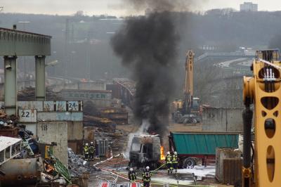 Plochingen: Lkw brennt bei Kaartsch Schrott- und Metallhandel in Plochingen aus - Vermutlich techn. Defekt